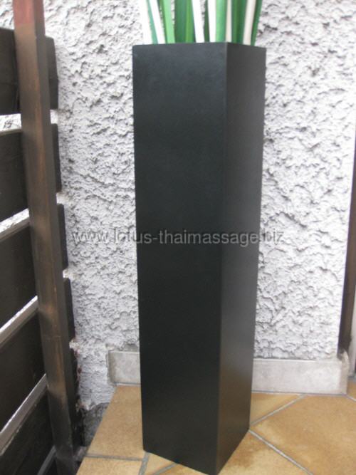 schwarze Vase aus Holz